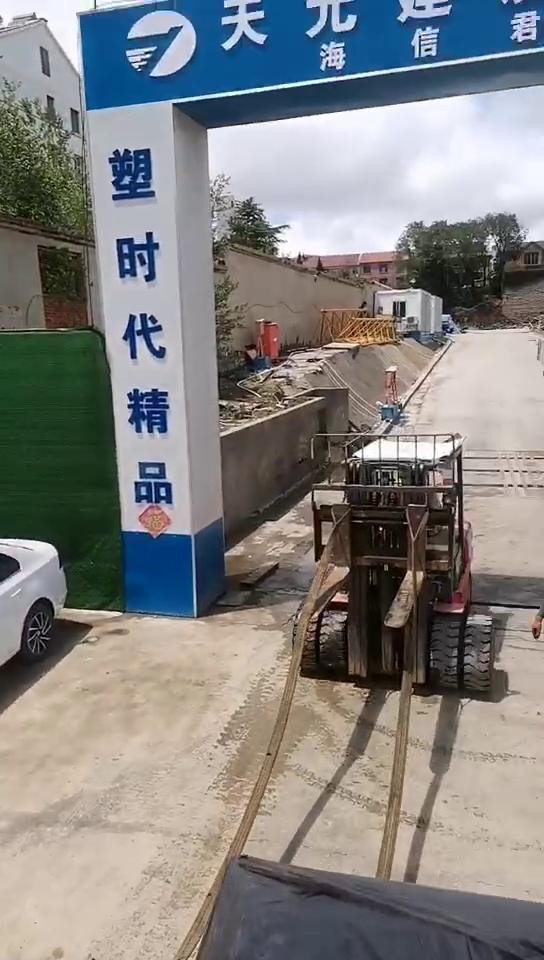 理石叉車搬運，叉車狹窄空間專業(yè)倒理石的后續(xù)操作